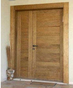 דלת מעץ גושני
